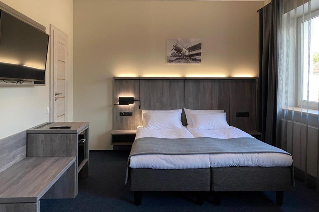 Brut Wine Hotel Zarasai Buitenkant foto